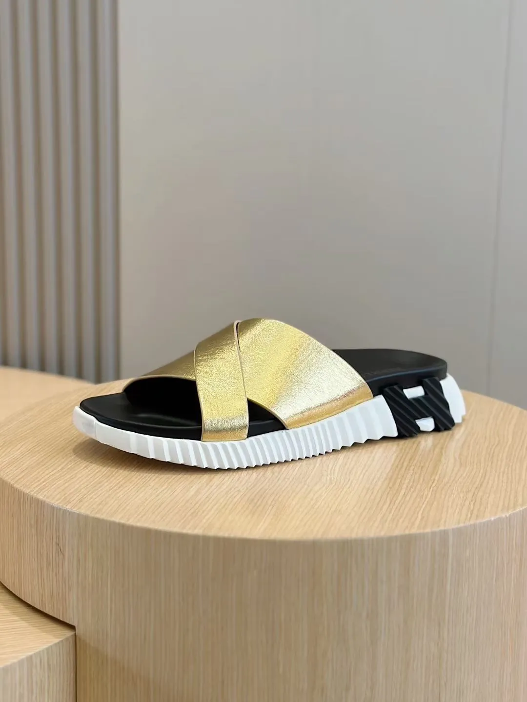 [HERMÈS] Top men's shoes 💰: 340💰 Size: 39-44 (38.45 46 custom-made) Herme*H Home Hermès Men's Sandals and Slippers - Original Replica Purchase the original version and make it one to one, the outsole is privately modeled, and the outsole color corresponding to each color is the same as the original version. Come to those who know the stuff 💪 The ultra-light soles are designed in contrasting colors, and they feel so comfortable on your feet! Calfskin, cowhide feet, private mold outsole.